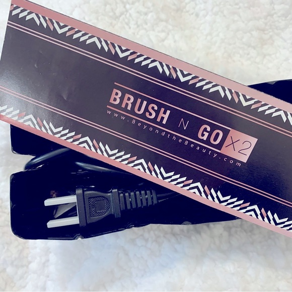 NEW in box SHE Beyond The Beauty Brush N Go X2 Black NEW in Box - Picture 5 of 6